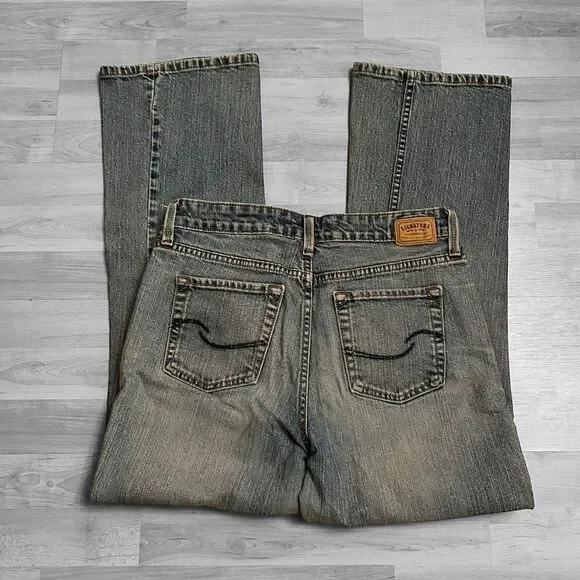 Levi’s Signature Mid Rise Bootcut Misses 8 Short Jeans - Picture 2 of 3